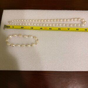 Pearl neck and bracelet